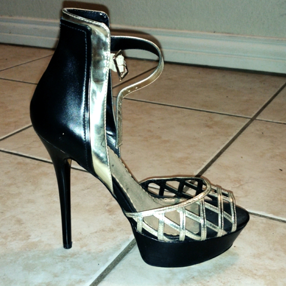 NWOT Sexy Leather Platinum Silver Stiletto Thin High Heels Pumps